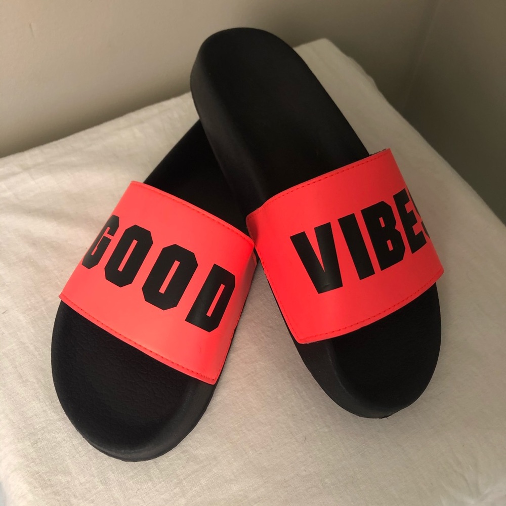 Victoria secret PINK - Good Vibes slides - Picture 2 of 6